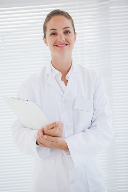 Foto sorridente médico segurando uma prancheta