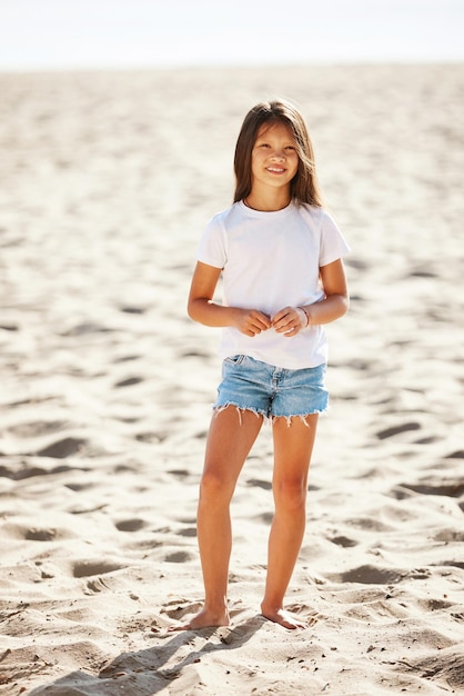 Sorridente menina criança na praia