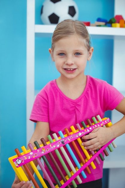 Sorridente, menina, segurando, xilofone