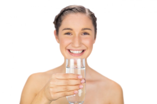 Sorridente modelo jovem segurando copo de água