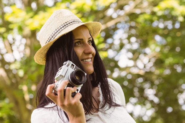 Sorridente, morena, palha, chapéu, segurando, retro, câmera