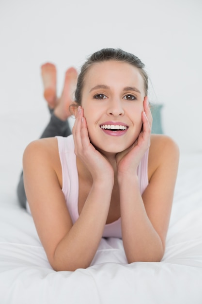 Sorridente, mulher bonita, relaxante na cama