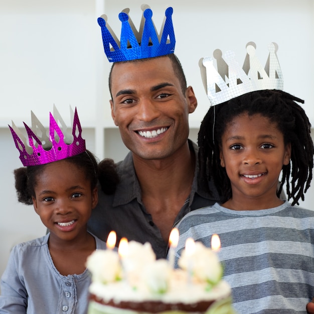 Sorridente pai com seus filhos comemorando um aniversário