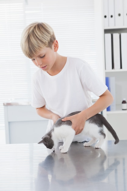 Foto sorridente proprietário segurando seu gato