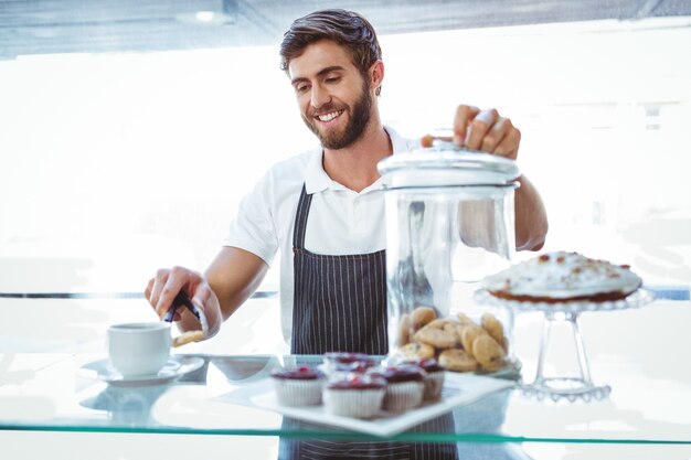 Sorridente trabalhador prepara café da manhã