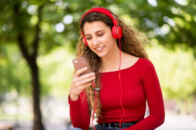 Sorrindo, adolescente, escutar música, de, telefone