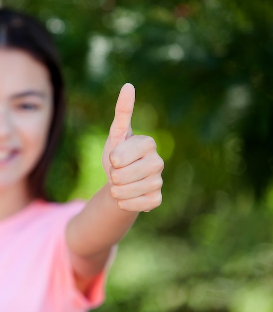 Sorrindo, adolescente, menina, dizendo, ok