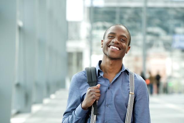 sorrindo, africano, homem negócios, ficar, saco, em, predios