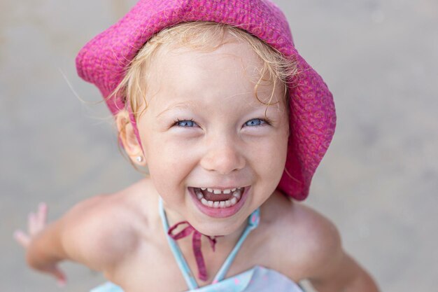 Sorrindo alegre criança com chapéu-panamá na praia.