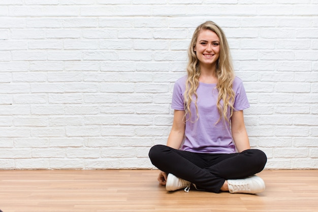 sorrindo alegre e casualmente com uma expressão positiva, feliz, confiante e relaxada