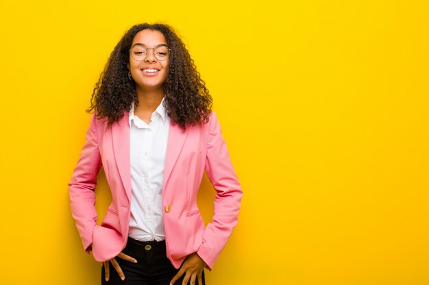 sorrindo alegre e casualmente com uma expressão positiva, feliz, confiante e relaxada