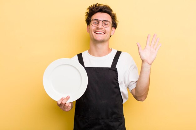 Sorrindo alegremente acenando com a mão dando boas-vindas e cumprimentando você