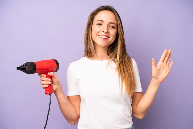 Sorrindo alegremente acenando com a mão dando boas-vindas e cumprimentando você