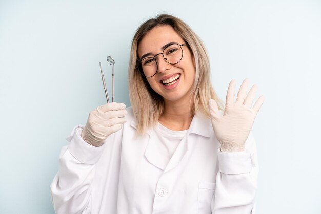 Foto sorrindo alegremente acenando com a mão dando boas-vindas e cumprimentando você