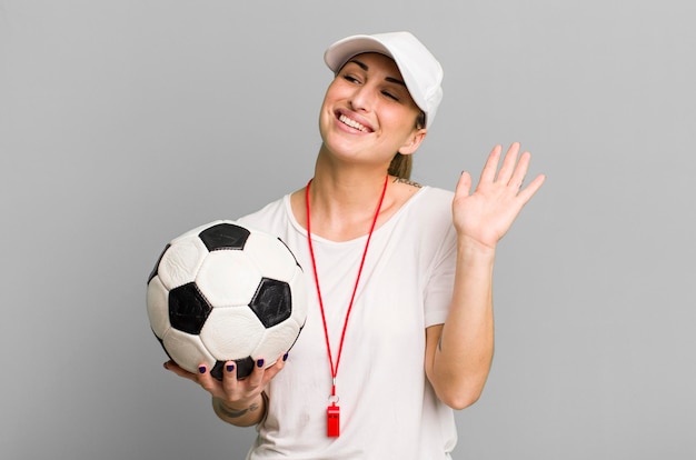 Sorrindo alegremente acenando com a mão dando boas-vindas e cumprimentando você