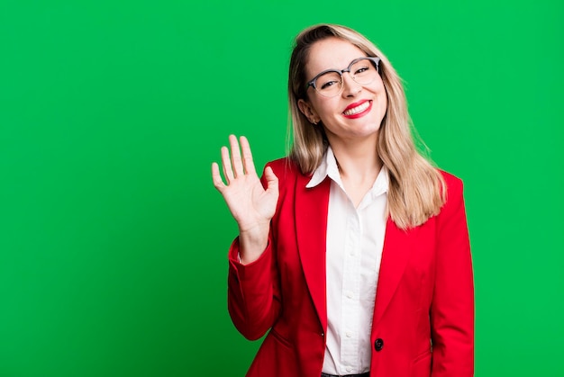 Foto sorrindo alegremente acenando com a mão dando boas-vindas e cumprimentando você