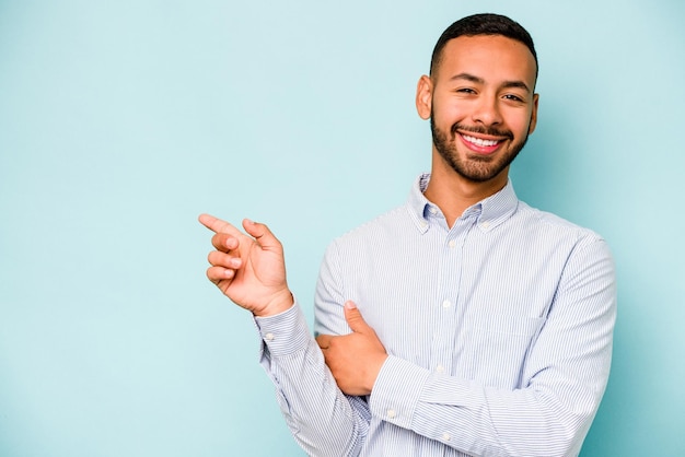 Sorrindo alegremente apontando com o dedo indicador para longe