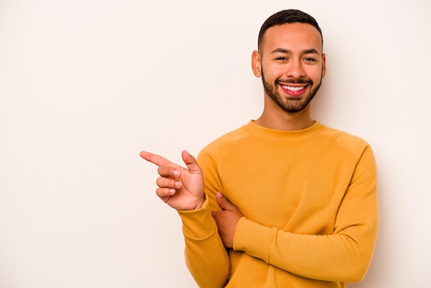 Sorrindo alegremente apontando com o dedo indicador para longe