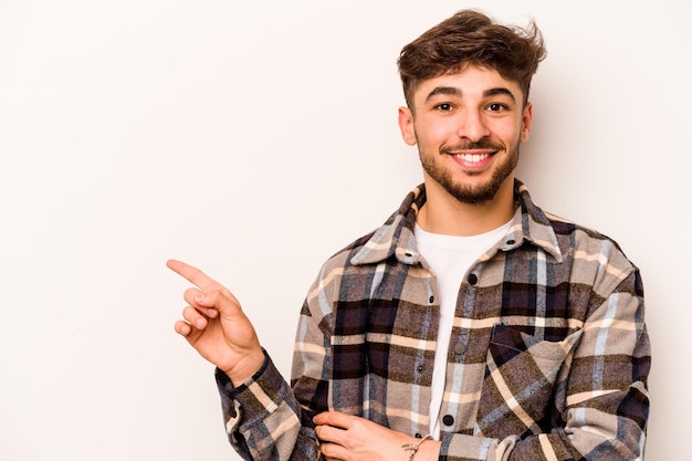 Sorrindo alegremente apontando com o dedo indicador para longe