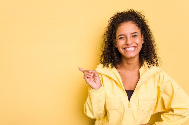 Foto sorrindo alegremente apontando com o dedo indicador