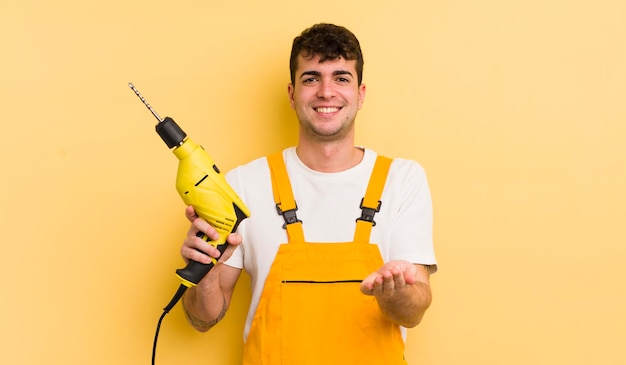 Sorrindo alegremente com amigos e oferecendo e mostrando um conceito