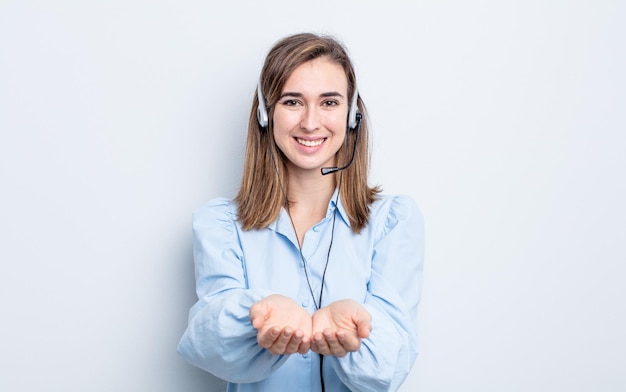 Sorrindo alegremente com amigos e oferecendo e mostrando um conceito