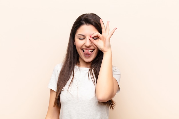 Foto sorrindo alegremente com cara engraçada, brincando e olhando pelo olho mágico, espionando segredos