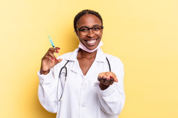 Sorrindo alegremente com um olhar amigável e confiante e positivo, oferecendo e mostrando um objeto ou conceito