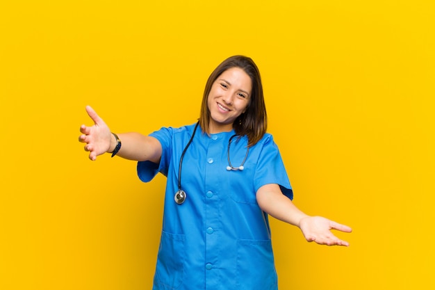 Sorrindo alegremente, dando um abraço caloroso, amigável e amoroso, sentindo-se feliz e adorável isolado