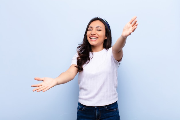 sorrindo alegremente, dando um abraço caloroso, amigável e amoroso, sentindo-se feliz e adorável