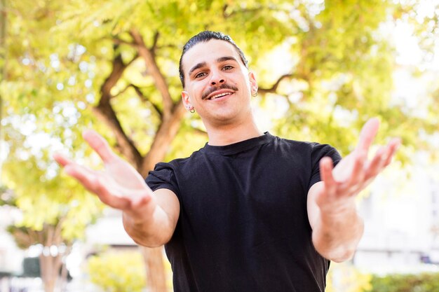 Foto sorrindo alegremente dando um abraço caloroso e amoroso de boas-vindas, sentindo-se feliz e adorável