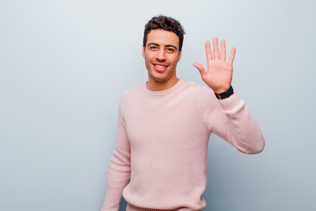 sorrindo alegremente e alegremente, acenando com a mão, dando as boas-vindas e cumprimentando-o ou dizendo adeus