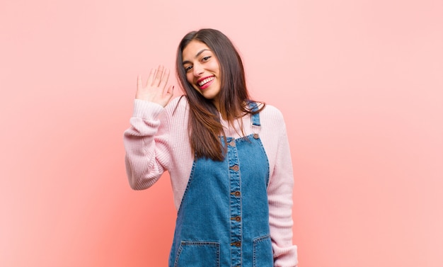 sorrindo alegremente e alegremente, acenando com a mão, dando as boas-vindas e cumprimentando-o ou dizendo adeus