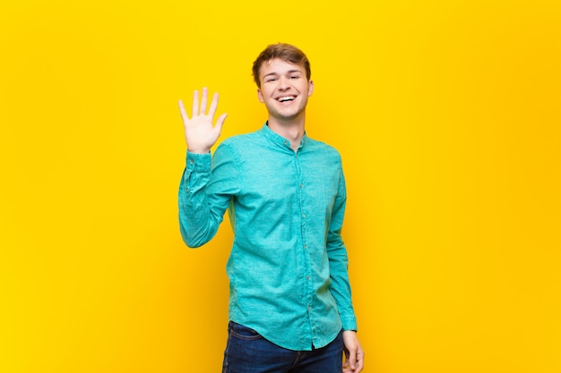 sorrindo alegremente e alegremente, acenando com a mão, dando as boas-vindas e cumprimentando-o ou dizendo adeus