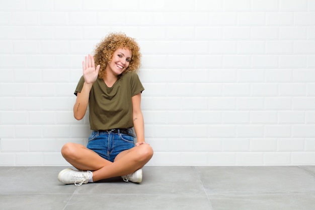 sorrindo alegremente e alegremente, acenando com a mão, dando as boas-vindas e cumprimentando-o ou dizendo adeus