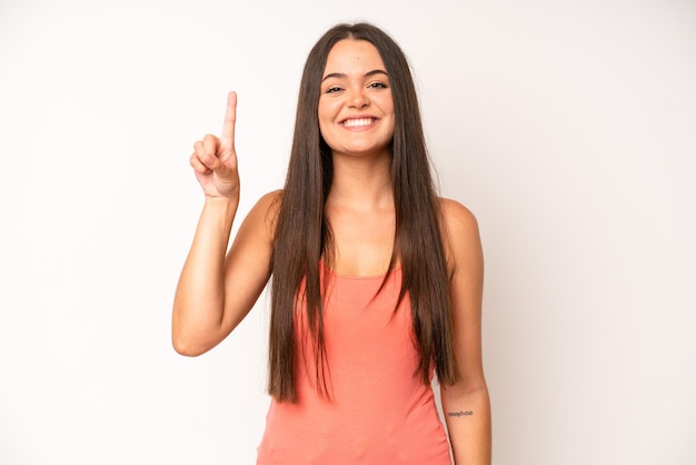 Foto sorrindo alegremente e alegremente apontando para cima com uma mão para copiar o espaço