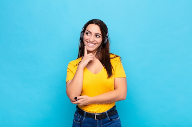 sorrindo alegremente e sonhando acordado ou duvidando, olhando para o lado