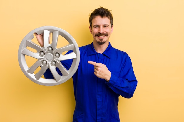 Sorrindo alegremente sentindo-se feliz e apontando para o conceito de reparador de carro lateral