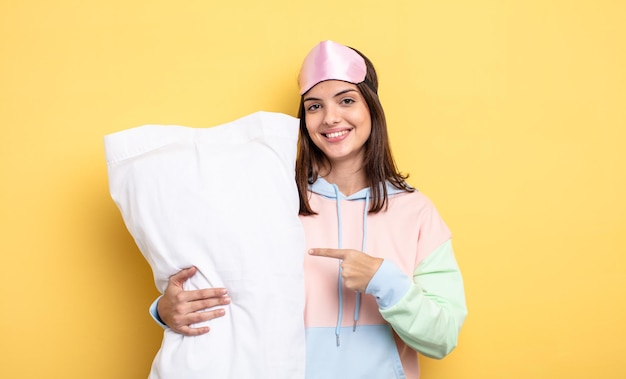 sorrindo alegremente, sentindo-se feliz e apontando para o lado