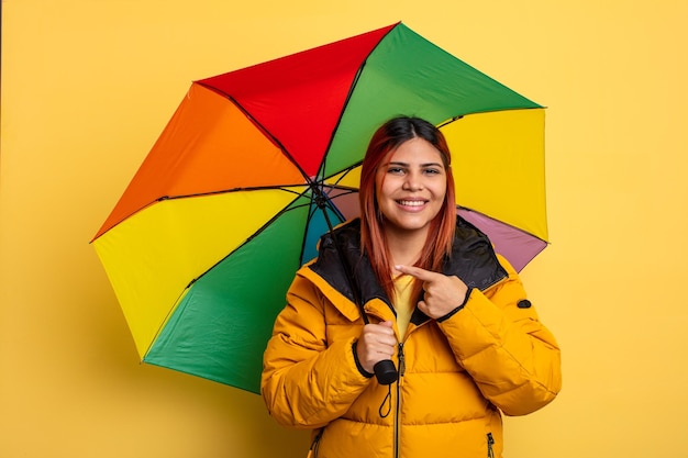 Sorrindo alegremente sentindo-se feliz e apontando para o lado