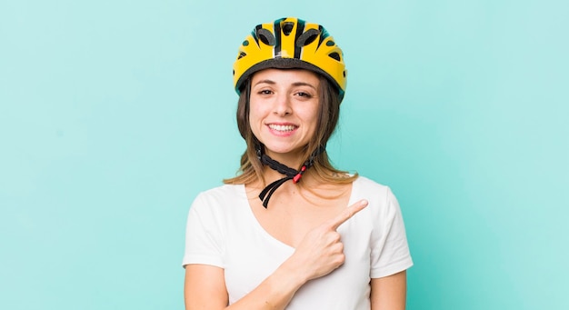 Sorrindo alegremente sentindo-se feliz e apontando para o lado