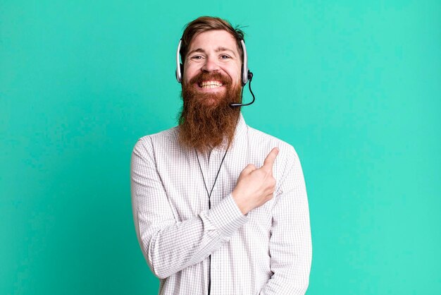 Sorrindo alegremente sentindo-se feliz e apontando para o lado