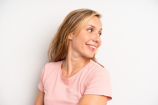 Sorrindo alegremente sentindo-se feliz satisfeito e relaxado com os braços cruzados e olhando para o lado