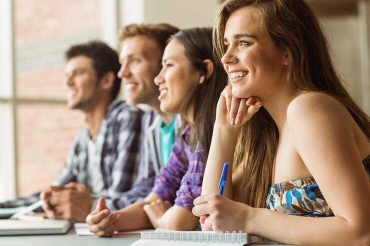 Foto sorrindo, amigos, estudantes, falando, e, escrita, em, escola