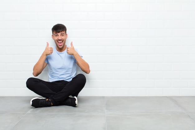 sorrindo amplamente olhando feliz, positivo, confiante e bem sucedido