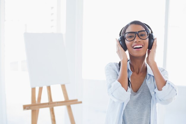 Sorrindo artista atraente ouvindo música