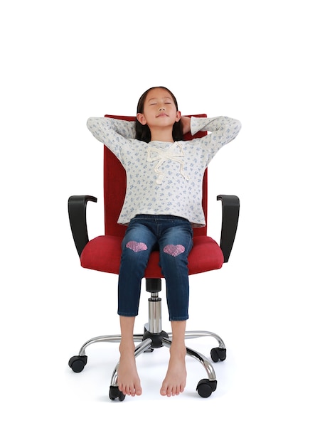 Sorrindo asiática criança menina sentada e relaxe na cadeira isolada no fundo branco do estúdio. Comprimento total da imagem com caminho de recorte