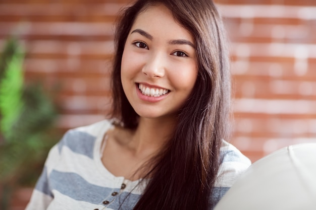 Foto sorrindo, asiática, mulher, sofá