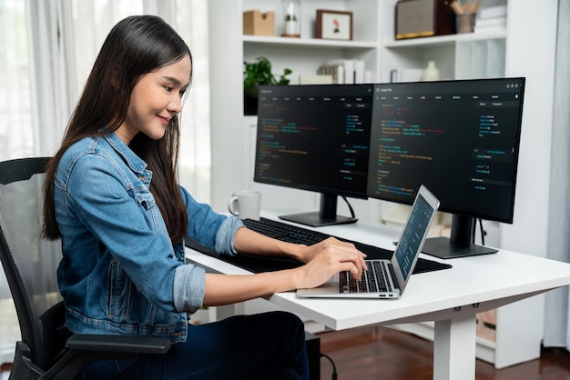 Sorrindo Asiático TI digitação desenvolvimento de software on-line em laptop Stratagem