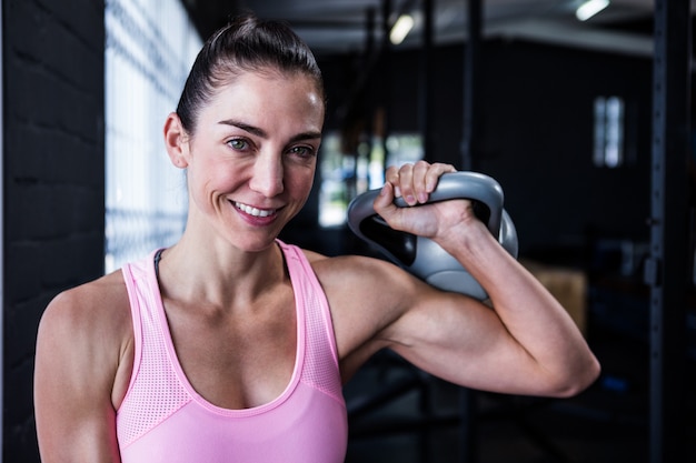 Sorrindo, atleta feminina, levantamento, kettlebell